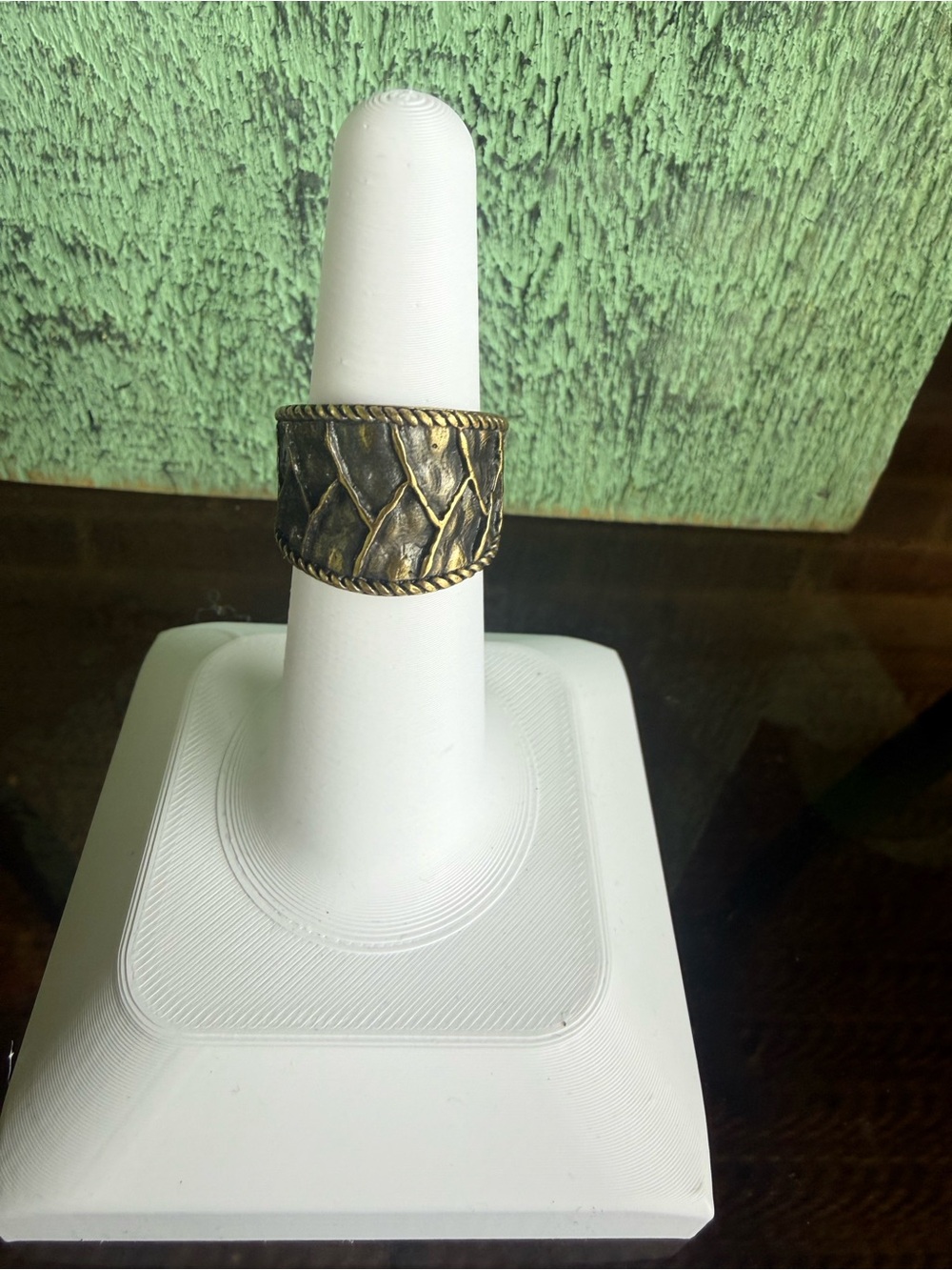Antique-Style Textured Wide Band Ring - Gold/Black